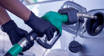 Akaryakıt indirimi vatandaşın yüzünü güldürdü! Benzine 96 kuruş indirim yapıldı