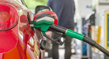 Akaryakıtta çifte indirim müjdesi: Fiyatlar pompaya yansıdı