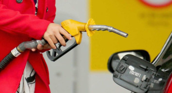 Akaryakıtta tabelalar gece yarısı değişiyor: Benzin bir kez daha geriliyor