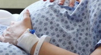 Akıllara Durgunluk Veren Olay: Pakistan'da Hamile Kadın Erkek Çocuğu Olsun Diye Kafasını Çiviletmiş!