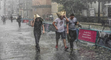 AKOM’dan İstanbul için uyarı: Öğle saatlerinden itibaren gök gürültülü sağanak yağış geliyor