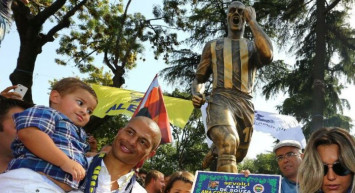 Alex'in Heykeline Araba Çarptı