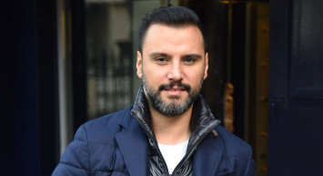 Alişan sunucusu olduğu programda seccadenin üzerinde şeytan aradı, ünlü şarkıcının o halleri sosyal medyada alay konusu oldu