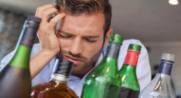 Alkol sonrası mide bulantısı nasıl geçer? Alkol sonrası mide bulantısı geçirmek için evde doğal ve bitkisel öneriler