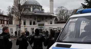 Almanya'da 150 Kişilik Bir Grup Camiye Saldırırdı: 11 Kişi Gözaltına Alındı