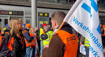 Almanya’da binlerce çalışan greve gitti: Tren ulaşımı durma noktasına geldi