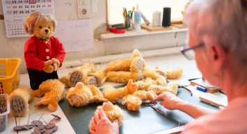 Almanya'da Bulunan Bir Fabrikada Angela Merkel İçin 500 Hatıra Oyuncak Üretildi
