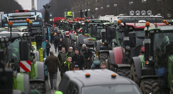 Almanya'da tasarruf furyasının ardından çiftçi krizi patlak verdi: Slogan atarak konvoy oluşturdular
