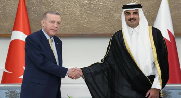 Almanya’yı kapıda dakikalarca bekletmişlerdi: Katar Cumhurbaşkanı Erdoğan’ı güllerle karşıladı