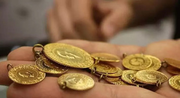 Altın fiyatları dalgalanıyor: Fed'in faiz indirimi beklentileri piyasaları etkiliyor!