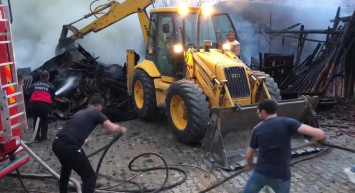 Amasya'da bir ahır yangına teslim oldu: Alevler güçlükle söndürüldü