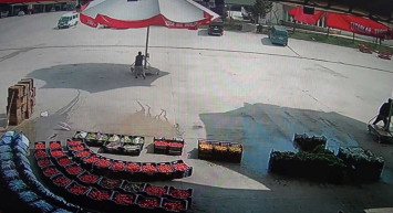 Amasya'da fırtınadan uçan şemsiyesini kaptırmayan esnaf kameralara takıldı