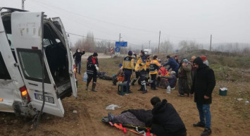 Amasya'da işçileri taşıyan servis aracı devrildi, birçok kişi yaralandı