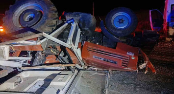 Ambulans Traktöre Çarptı: 4 Yaralı