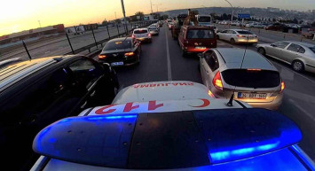 Ambulansa yol vermeyen 61 ACK 114 plakalı araç sürücüsüne ceza