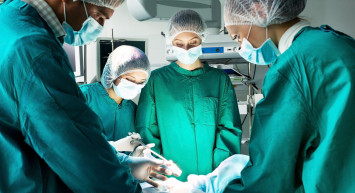 Ameliyat korkusu yüzünden yıllarca boynundaki kitle ile yaşadı