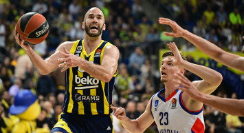 Anadolu Efes son nefeste güldü: Fenerbahçe'yi mağlup etti