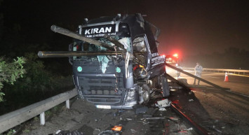 Anadolu Otoyolu’nda dehşet kaza: TIR demir yığınına döndü! Acı haberler üst üste geldi