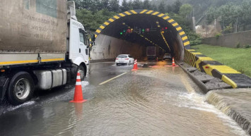 Anadolu Otoyolu’nda heyelan: Ankara-İstanbul yönü trafiğe kapatıldı