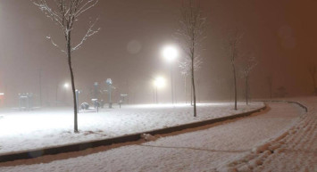 Ankara kar yağışına teslim oldu: Gece saatlerinde tipiye dönüştü