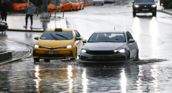 Ankara’da sağanak ve dolu etkili oldu: Su baskınları yaşandı ulaşım felç oldu
