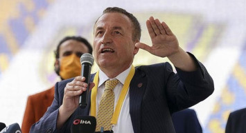 Ankaragücü Başkanı Faruk Koca yıldız futbolcu Danny Welbeck'i transfer etmek için görüşmeler yaptıklarını resmen açıkladı