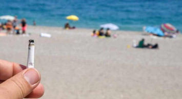 Antalya Konyaaltı Sahili'nde çevre kirliliği rezilliği! İzmaritleri çakıl taşlarının arasına gizlediler