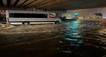 Antalya Valiliği açıkladı: Sağanak yağış nedeniyle 4 ilçede yarın okullar tatil edildi!