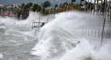 Antalya Valisi Şahin: "Şiddetli yağışın ardından müdahale çalışmaları devam ediyor."