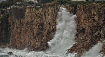 Antalya’da 7 metrelik dalgalar ünlü sahili savaş alanına çevirdi
