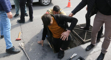 Antalya’da iki kişi bisiklet ile hurda malzemesi toplamak için girdikleri kanalizasyonda mahsur kaldı