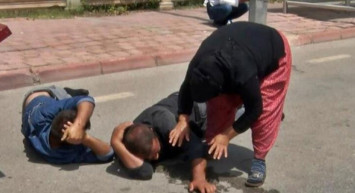 Antalya'da çocukların kavgasına aileler dahil oldu: Sokak ortasında öldüresiye darp edildiler!