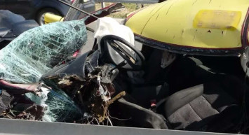Antalya'da korkunç kaza: 25 yaşındaki taksici korkunç bir şekilde hayatını kaybetti: Taksi ortadan ikiye ayrıldı