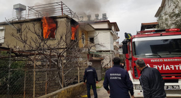 Antalya'da küle dönen evden canını zor kurtardı! Paraları yandığı için gözyaşı döktü