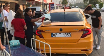 Antalya'da oldukça ilginç görüntüler! Takside doğum yaptı