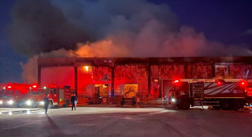 Antalya'da Soğuk Hava Deposunda Yangın Çıktı