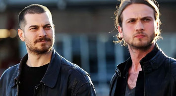 Aras Bulut İynemli ve Çağatay Ulusoy'un gençlik halleri herkesi şaşkına çevirdi! İkilinin aynı dizide figüranlık yaptığı ortaya çıktı! Görüntüleri görenler onlar olduğuna inanmıyor