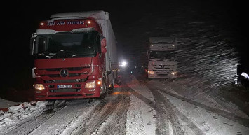 Ardahan'da Kar ve Tipi Nedeniyle Araçlar Yollarda Kaldı!