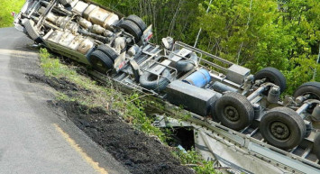 Ardahan’da Tır Yola Devrildi: 1 Yaralı