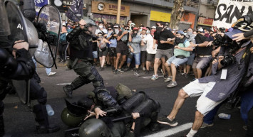 Arjantin savaş alanına döndü: Binlerce kişi reform paketini protesto ediyor