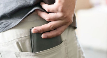 Arka cepte taşınan cüzdanlar vücudunuzun yapısını bozuyor!