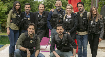 Arka Sokaklar dizisinin yıldız ismi Merve Oflaz iç çamaşırsız kamera karşısına geçince olanlar oldu: Öyle bir frikik verdi ki sosyal medyada gündem oldu