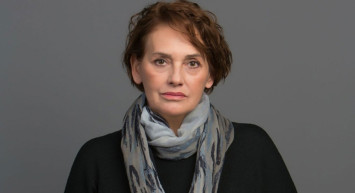 Armağan Çağlayan'ın konuğu olan Nur Sürer, Camdaki Kız’ın Feride’sinin kendi annesine olan benzerliğini anlattı