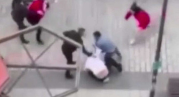 Arnavutköy'de akılalmaz olay! Telefonu iade etmek isteyen şahıslar çalışanları dövdü: O anlar kameralara yansıdı