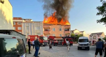 Arnavutköy'de korkunç yangın! Alevler çatıyı esir aldı: Ekipler seferber oldu