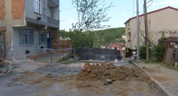 Arnavutköy'de yağış ve inşaat çalışmaları sonrası yol çöktü, bina boşaltıldı!