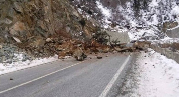 Artvin-Ardanuç-Şavşat kara yolunda heyelan meydana geldi: Yol çift taraflı ulaşıma kapandı