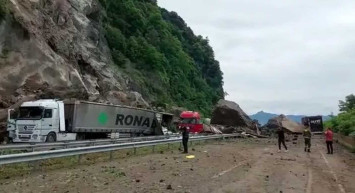 Artvin'de korkutan heyelan! Kayalar tırların üzerlerine devrildi: O anlar kameraya yansıdı