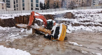 İstanbul'da Korkutan Kaza: Ataşehir'de Suya Düşen İş Makinesinin Operatörü Hayatını Kaybetti
