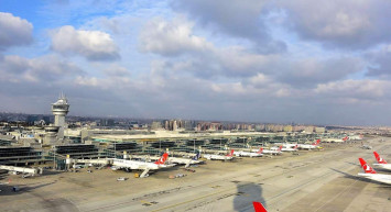 Atatürk Havalimanı’nda kabus dolu anlar: Uçak iniş sırasında kırıma uğradı! İniş ve kalkışlar durduruldu